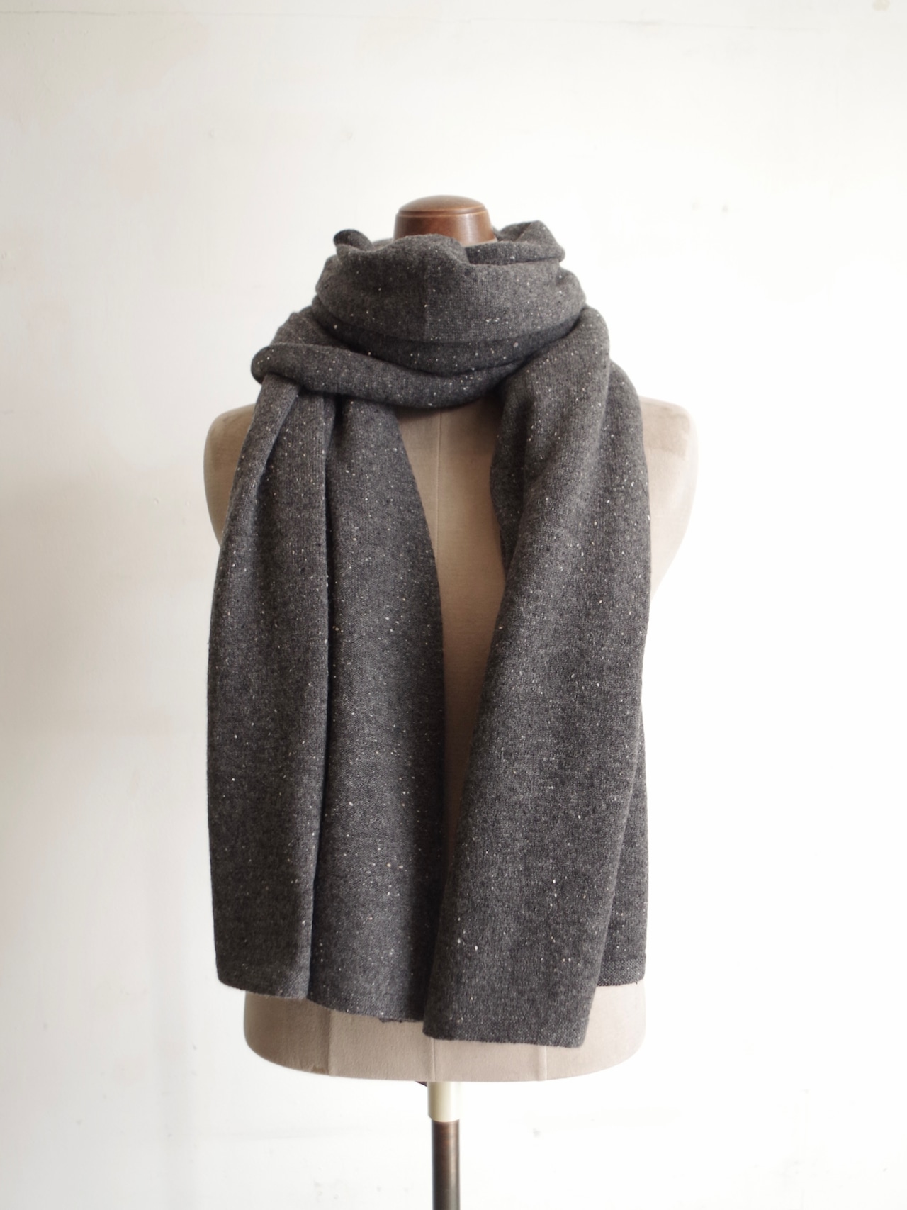 MAISON CARRÉE  CASHMERE Stardust STOLE "CHARCOAL GREY"