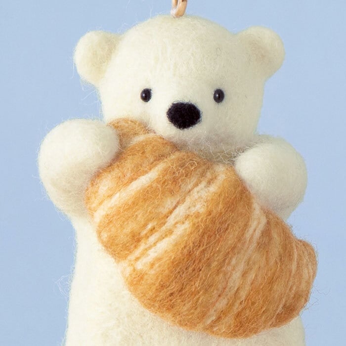 幸せデリバリー（ギフト・結婚式アイテム・手芸用品の通販）　クロワッサンを持ったシロクマのキーホルダー　白熊　手作りキット　フェルト手芸