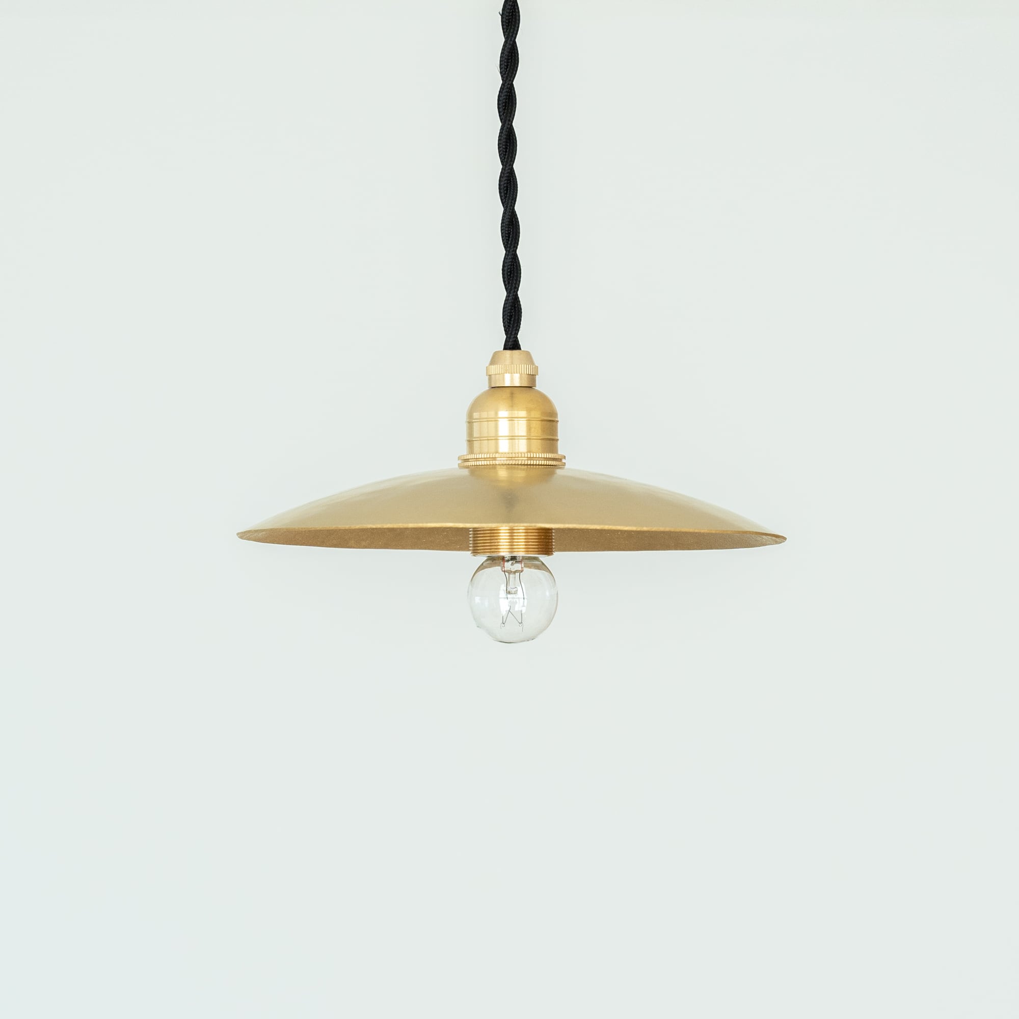 *くんちゃん* 琺瑯の美しい艶と真鍮を用いたペンダントライト くんちゃん*様専用 琺瑯の美しい艶と真鍮を用いたペンダントライト 【