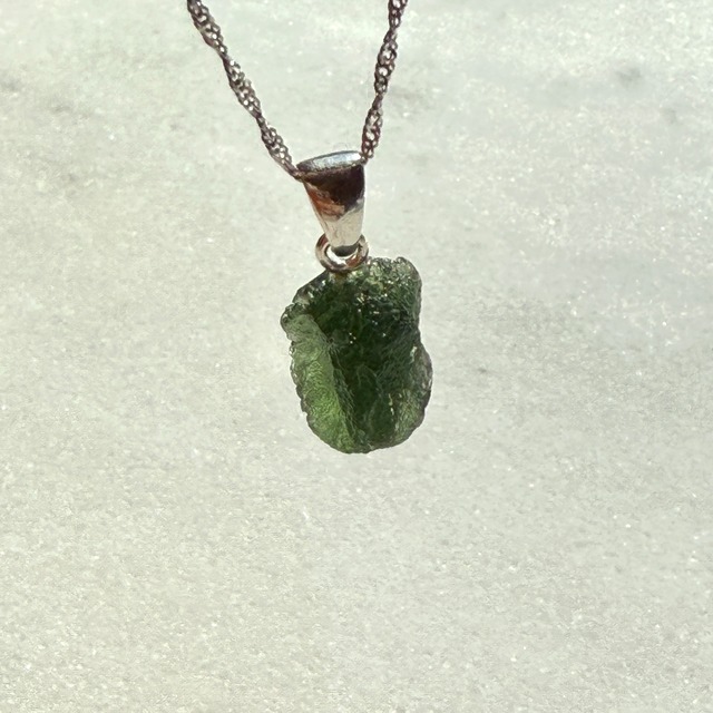 【本場買い付け】【最高品質】【希少石】モルダバイト　ペンダント（革ひも　or　チェーンつき　☆選べます）　NO.8