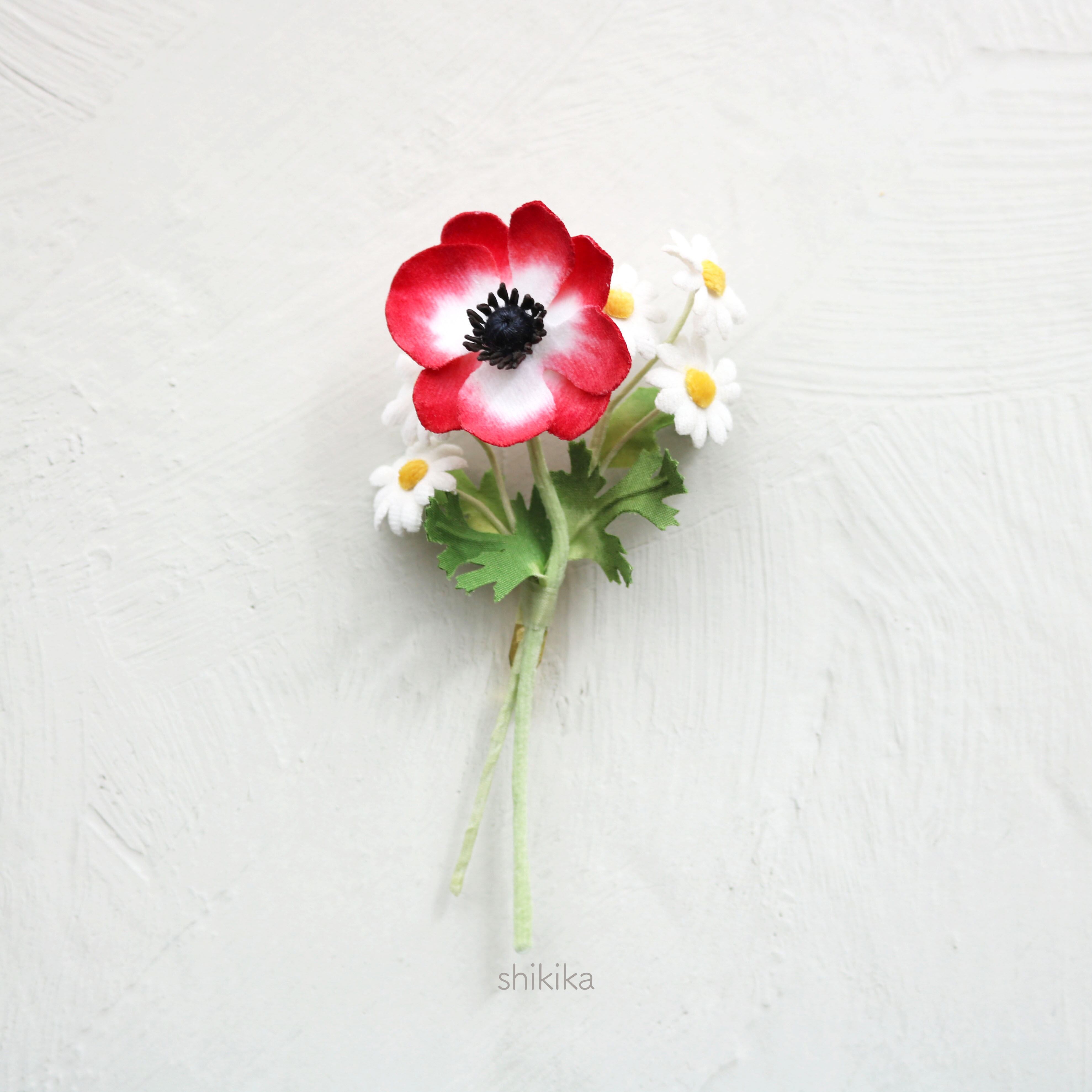 赤いアネモネとマトリカリアの布花ミニブーケブローチ Shikika 四季の布花アクセサリー