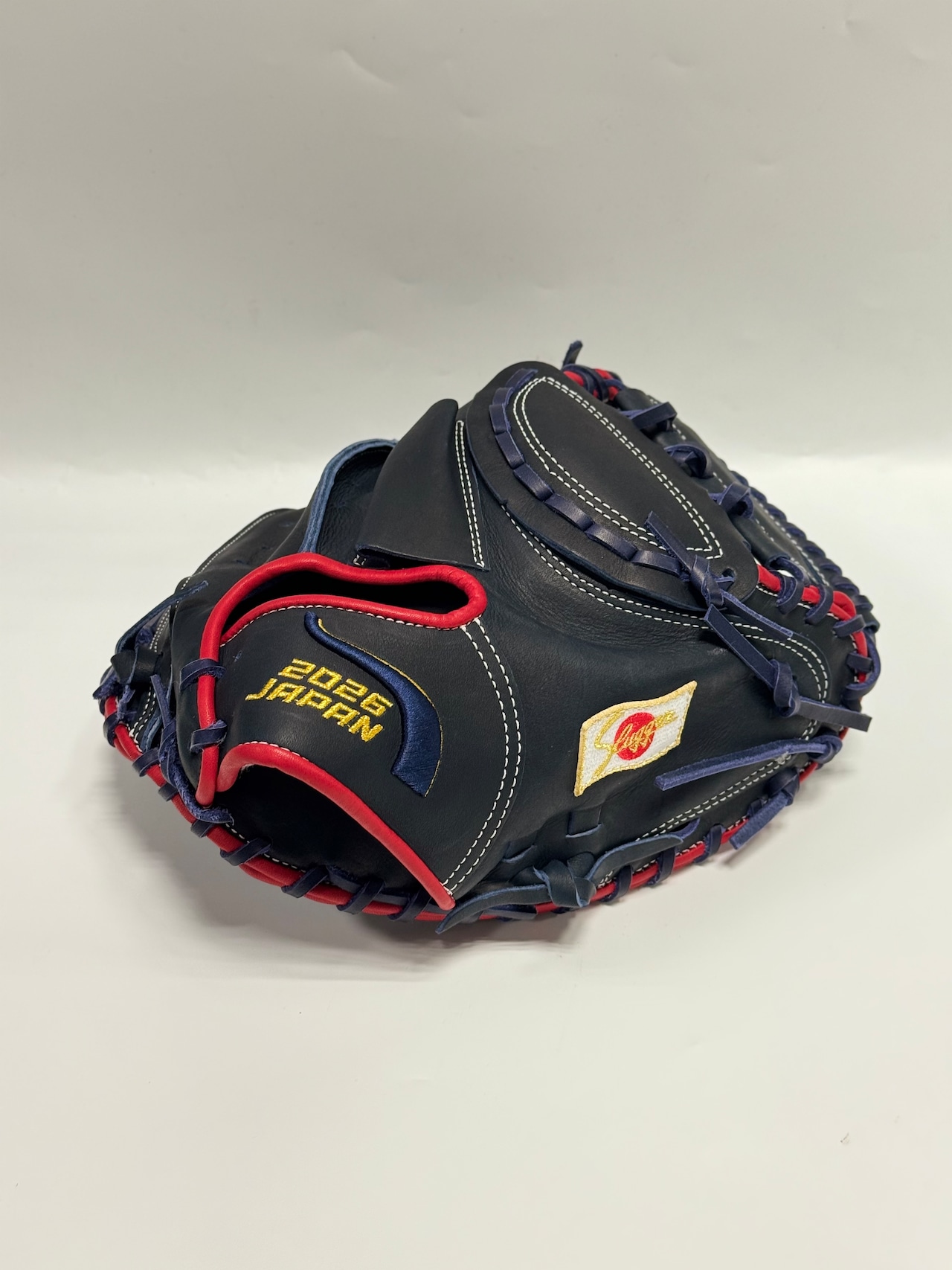 KUBOTA SLUGGERー久保田スラッガー 2026年侍JAPAN限定軟式グラブ 右投げ用 KW2型 KSブラック×レッド 限定ラベル・画像2