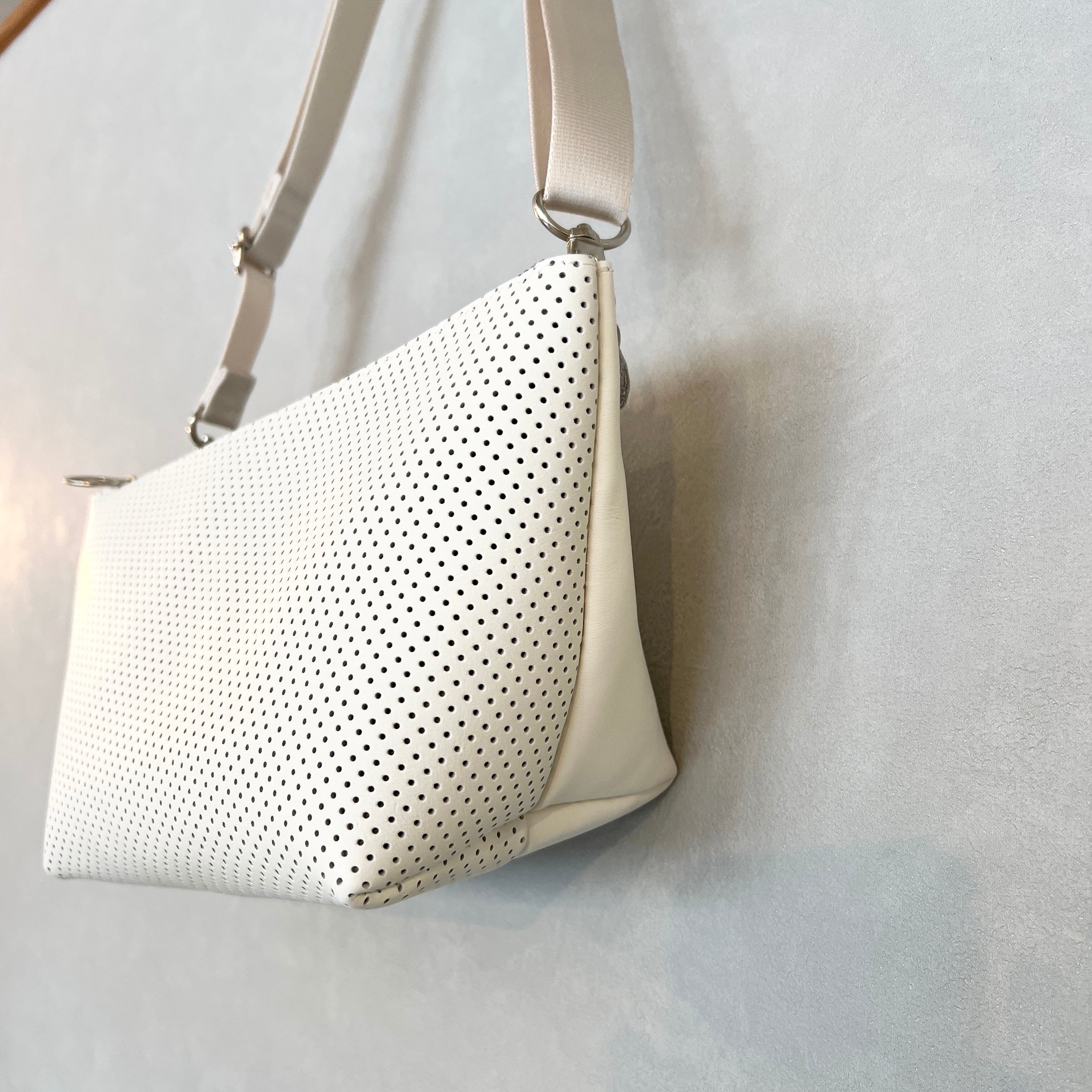♡専用♡ マチ広ふりるバッグ　マチ付きポーチ　ショルダー紐　ハンドメイド 楽天市場】トートバッグ ショルダーバッグ 大きめ 幅44cm