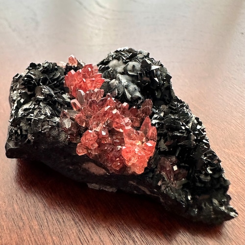 ロードクロサイト / マンガナイト【Rhodochrosite on Manganite】南アフリカ産