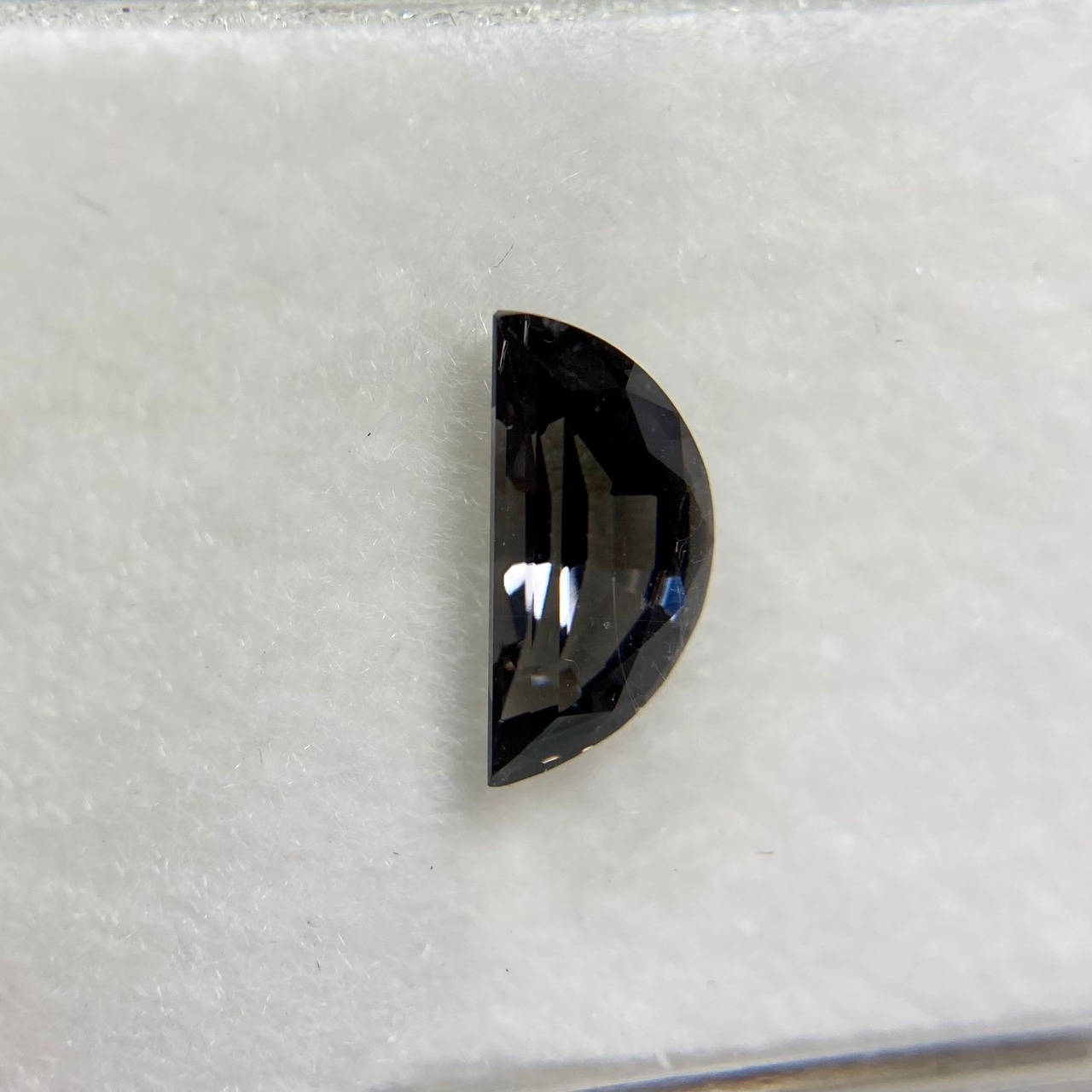 半月のスピネル No.HM1-2 　約8.9mm*4.4mm*3.5mm