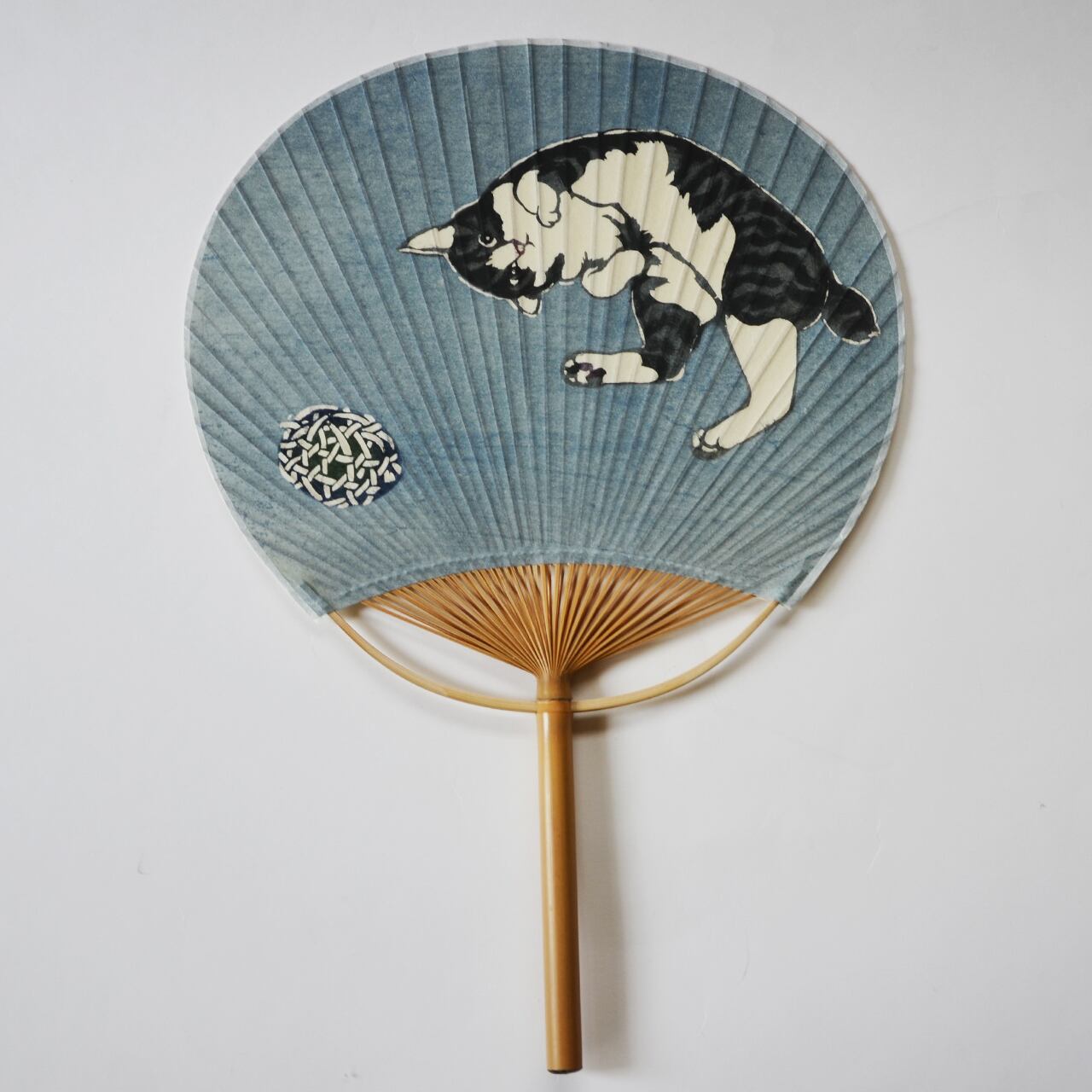 うちわ「じゃれ猫」藍 | katazome&batik KAMON