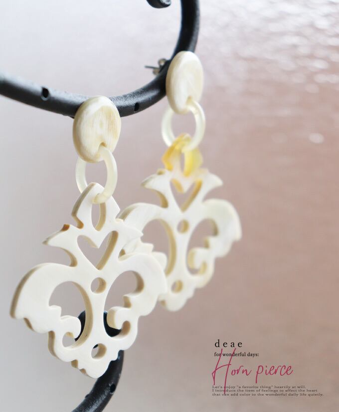 ピアス 水牛角 カービング カットワーク 蝶々 揺れる ホーン カービング カジュアル 綺麗め 上品 レディース ファッション 春 夏 秋 冬 オールシーズン 「オリエンタルなカットワークが映える アートピアス」dz10175