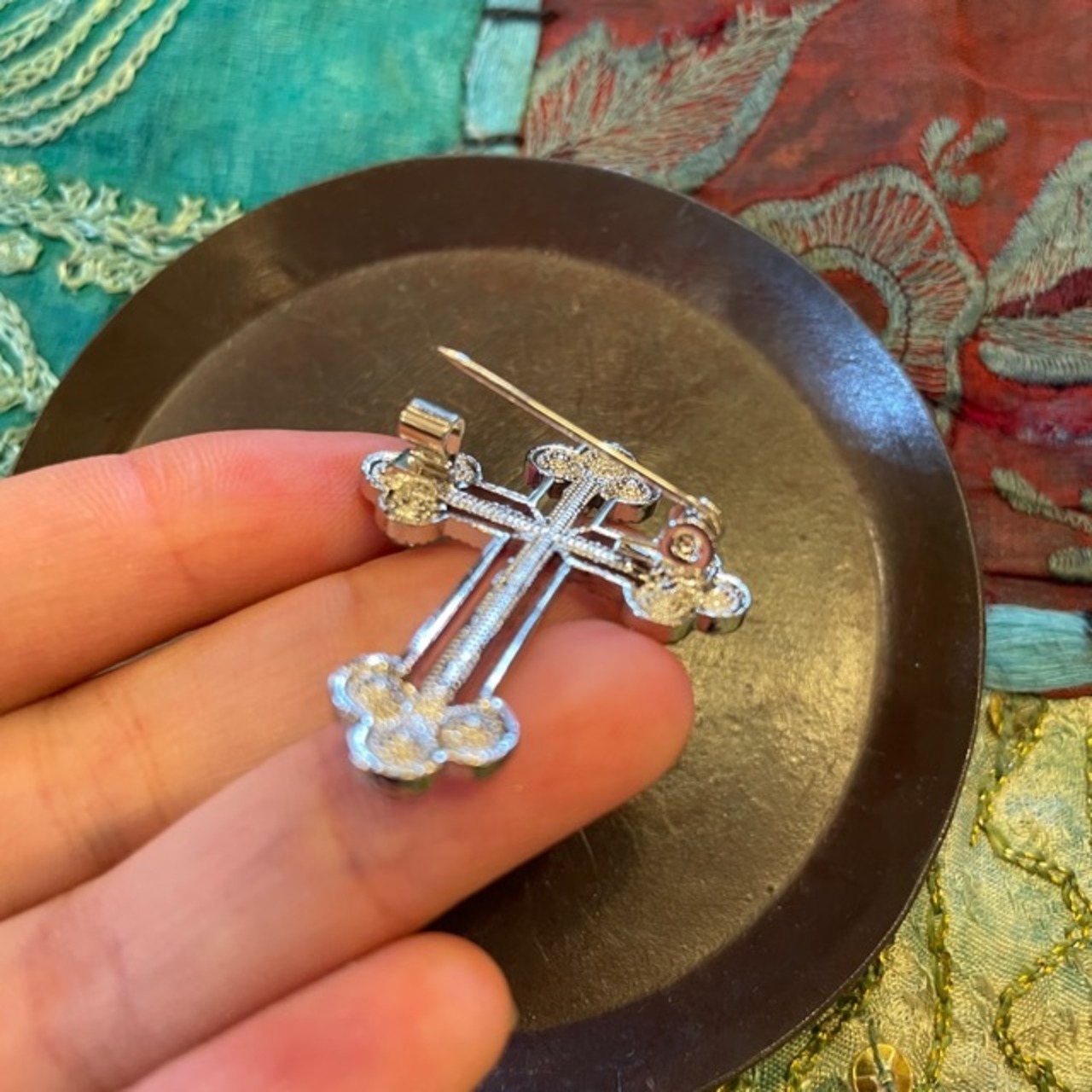 TOPANGA Jewelry Bijou art brooch Silver Cross / ビジューアートブローチ シルバークロス プレゼント プチギフト ジャケット 帽子 バッグ ニット キラキラ アクセサリー かわいい ファッション小物