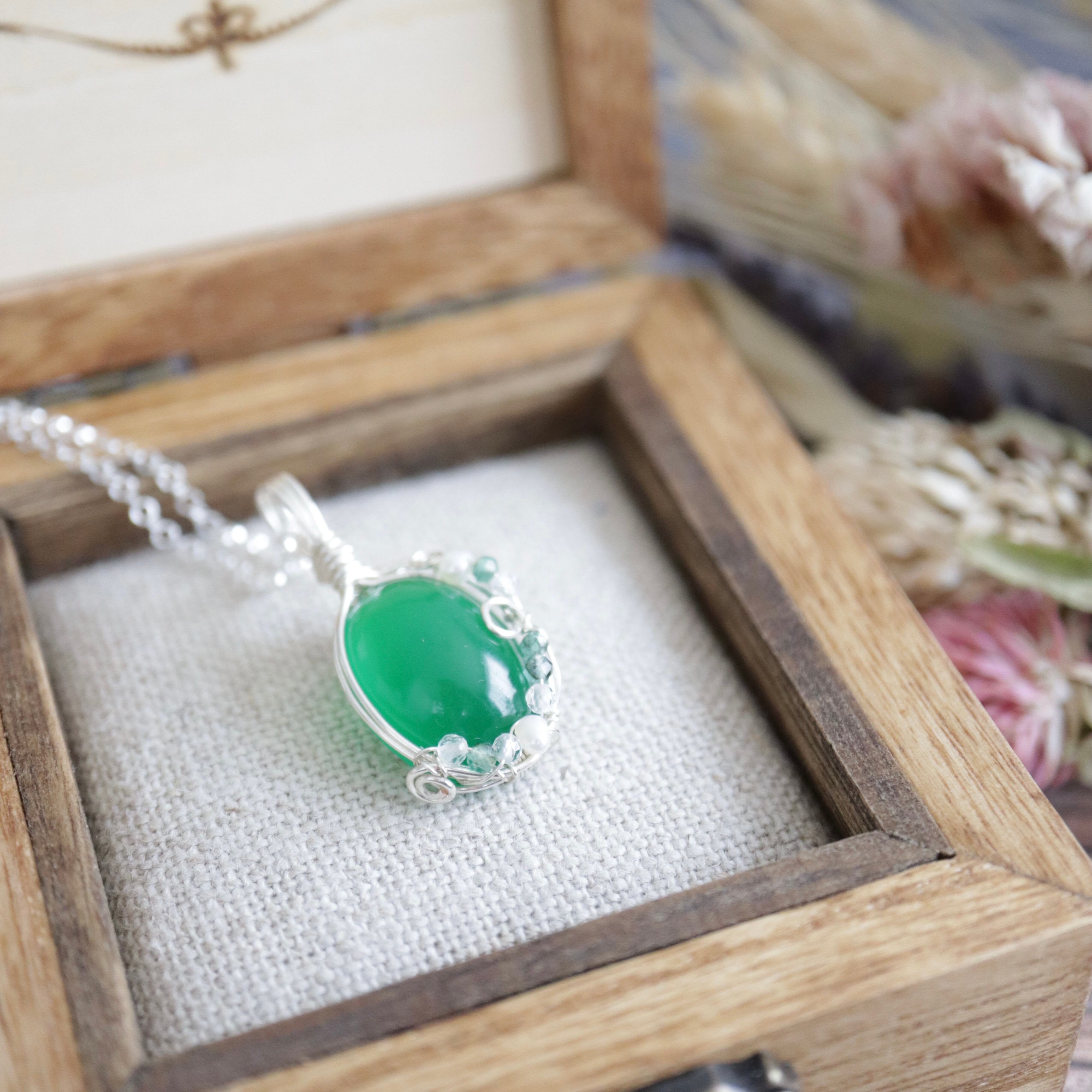 グリーンオニキスのしずくペンダント《ふんわり咲く深緑のしずく