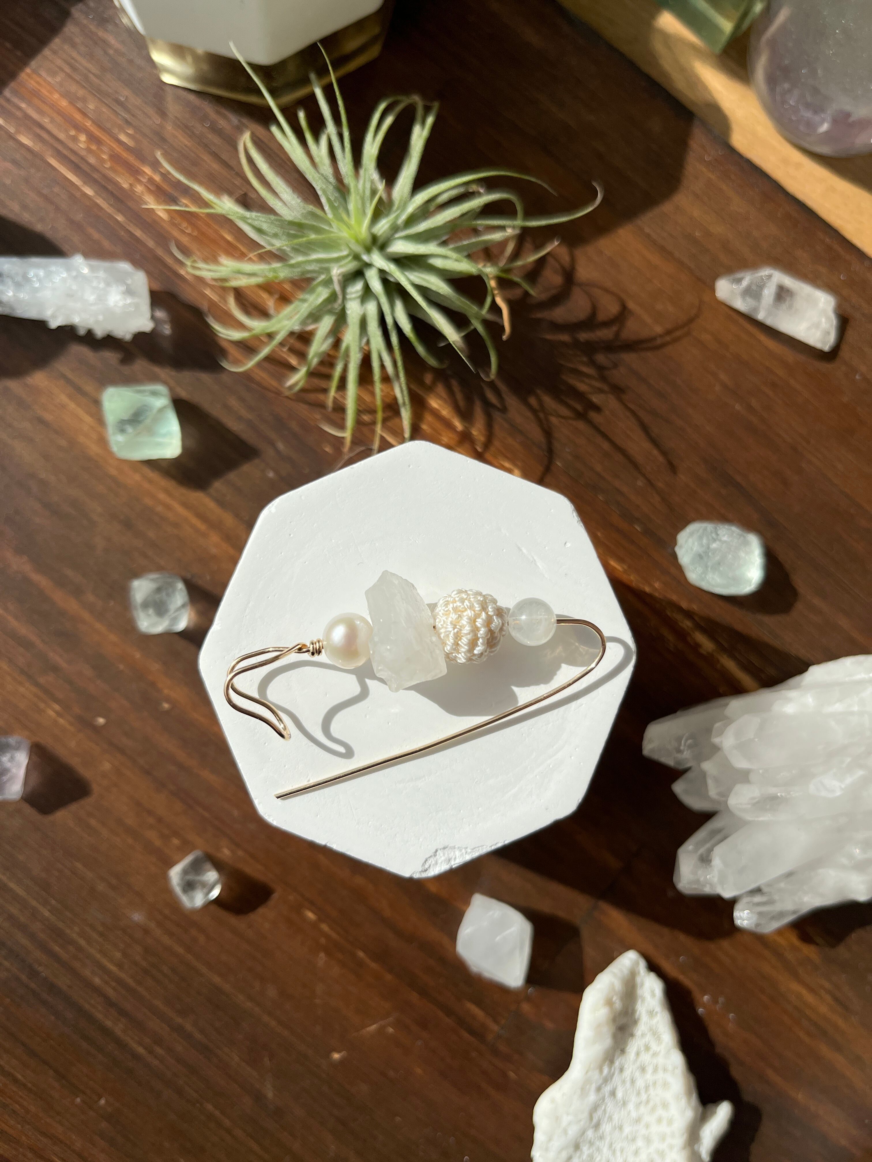 １4Kgf天然石WinterWhite♡ポンポンピアス ◇片耳◇糸玉＆天然石＊ピン型ピアス(ホワイトSS) | yvous