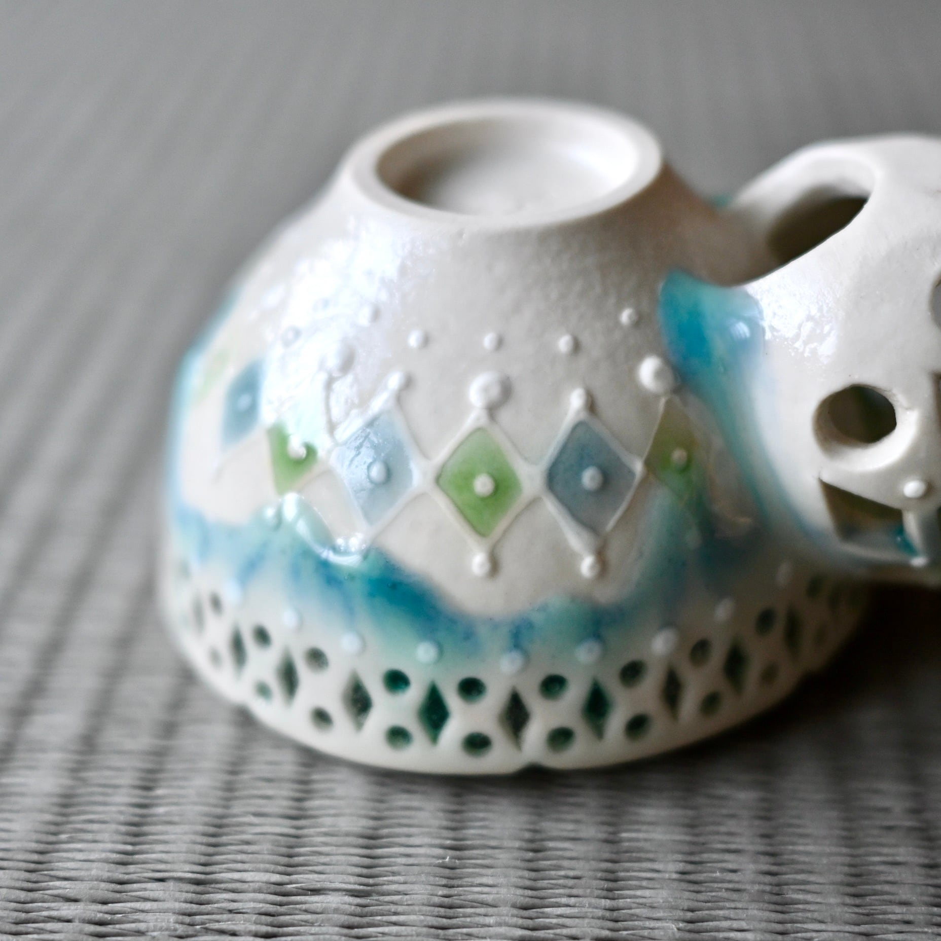 09.カエル蛍手ぐい呑み | 陶工房 みかガマ ＊ のぐちみか