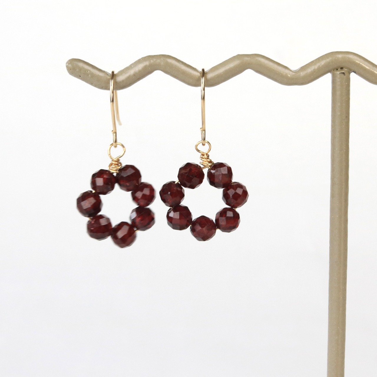 ワイレッドが特徴的なお花柄！ガーネット お花モチーフ イヤリング & ピアス mm1079