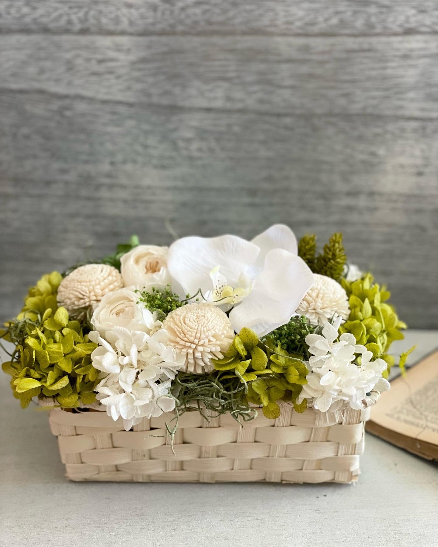 ⌘胡蝶蘭とホワイトグリーンのカゴアレンジ 胡蝶蘭 退職祝い 送別祝い