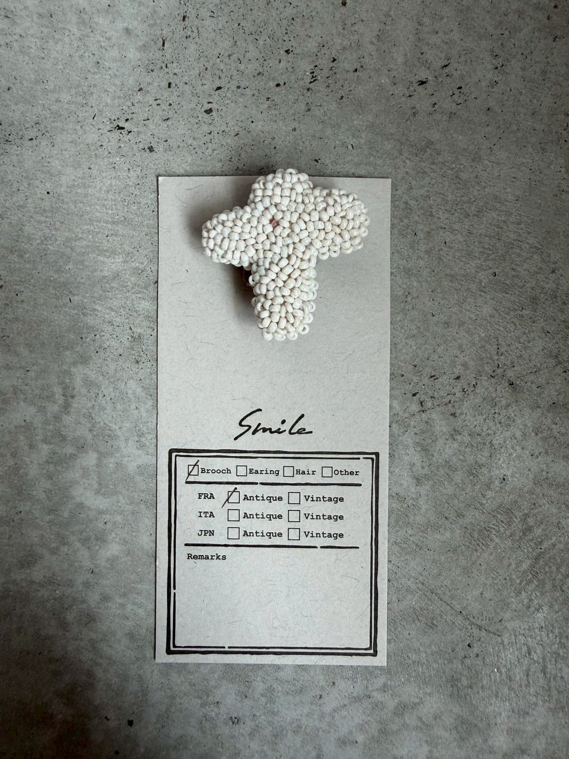 装身具「SmiLe」 №9 antiquebeadsブローチ・クロス