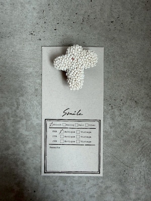 装身具「SmiLe」 №9 antiquebeadsブローチ・クロス