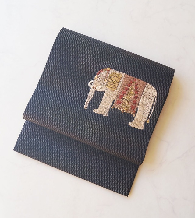 【なごや帯】黒色地　象と抽象文　しょうざん生紬　なごや帯