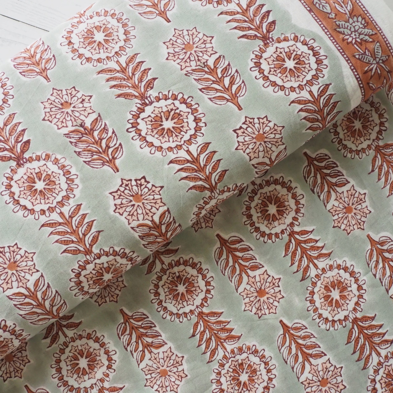 ブロックプリント生地【50cm単位】インド綿 片耳ボーダー付き 花柄 くすみブルーグレー×茶色 #17730-GY1