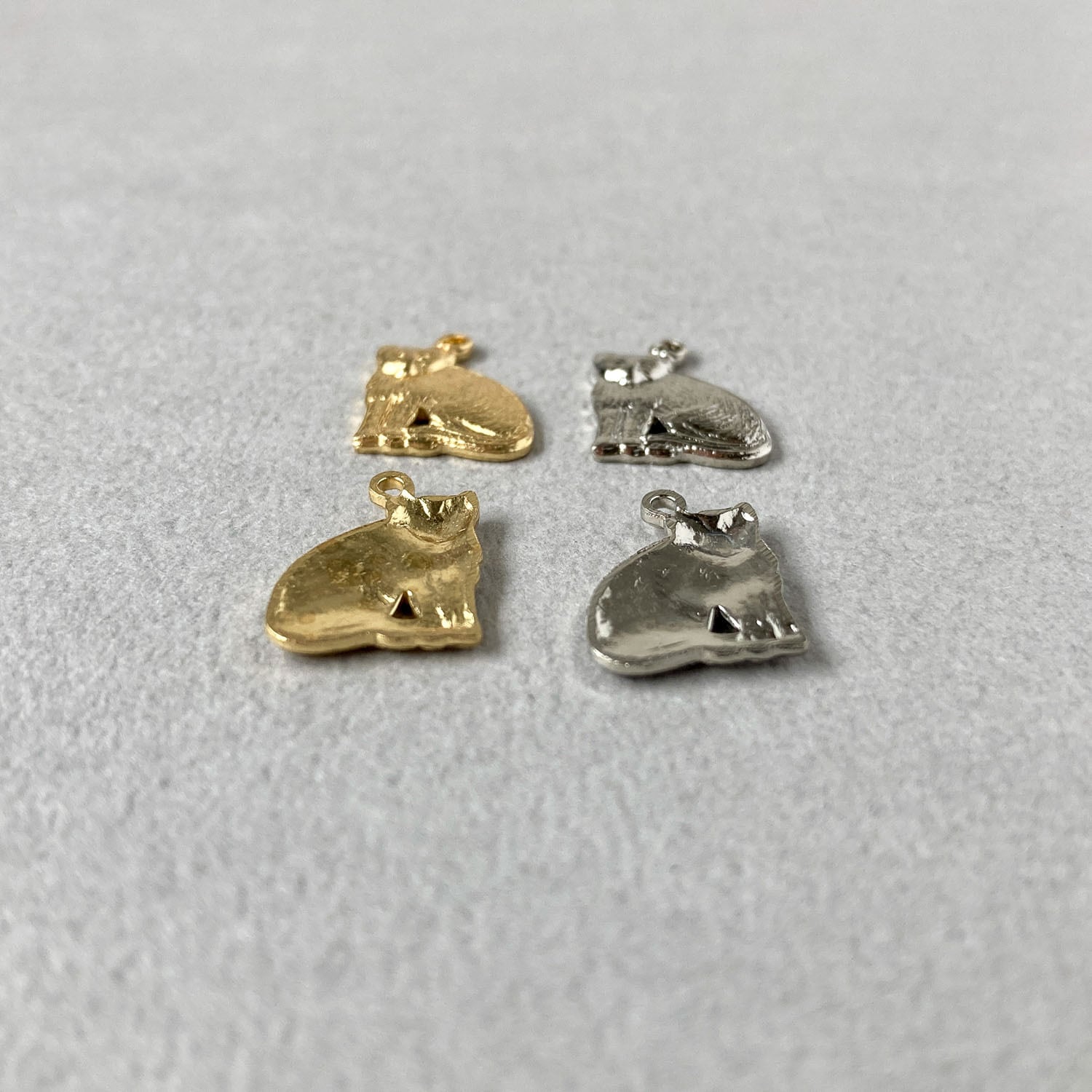 新色追加〉USA真鍮 丸まりお座り猫チャーム（14mm） | Dua