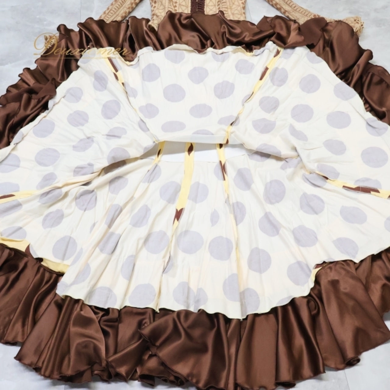 フラメンコ 衣装 ソニアジョーンズ SONIA JOHNES トップス ブラウス ファルダ スカート ツーピース セットアップ 水玉 ドット フリル 刺繍 イエローベージュ ベージュ系 ブラウン系 フラメンコ衣装 おしゃれ 可愛い おすすめ パーティ 大人 舞台衣装 ステージ衣装 長袖