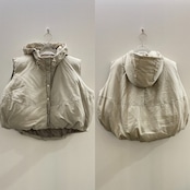 【予約1週間】フーディーマットファイバーダウンvest/グレージュ