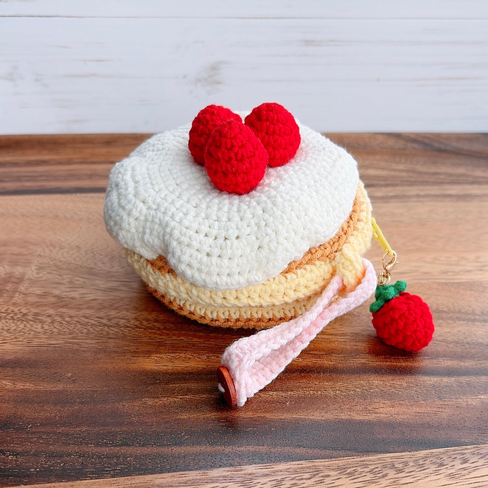イチゴのミルクパンケーキ・あみぐるみポーチ | neochiko