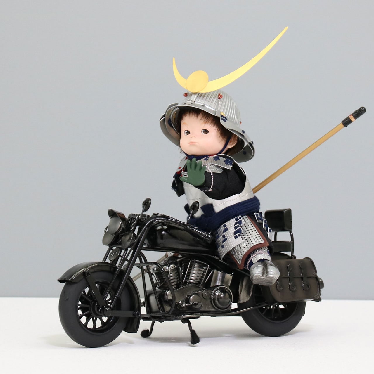 鈴甲子雄山 【壹三 もののふ童 わんぱくライダー 上杉謙信】 アクリルケース飾り 五月人形|手描き|和モダン|コンパクト|ウォールナット