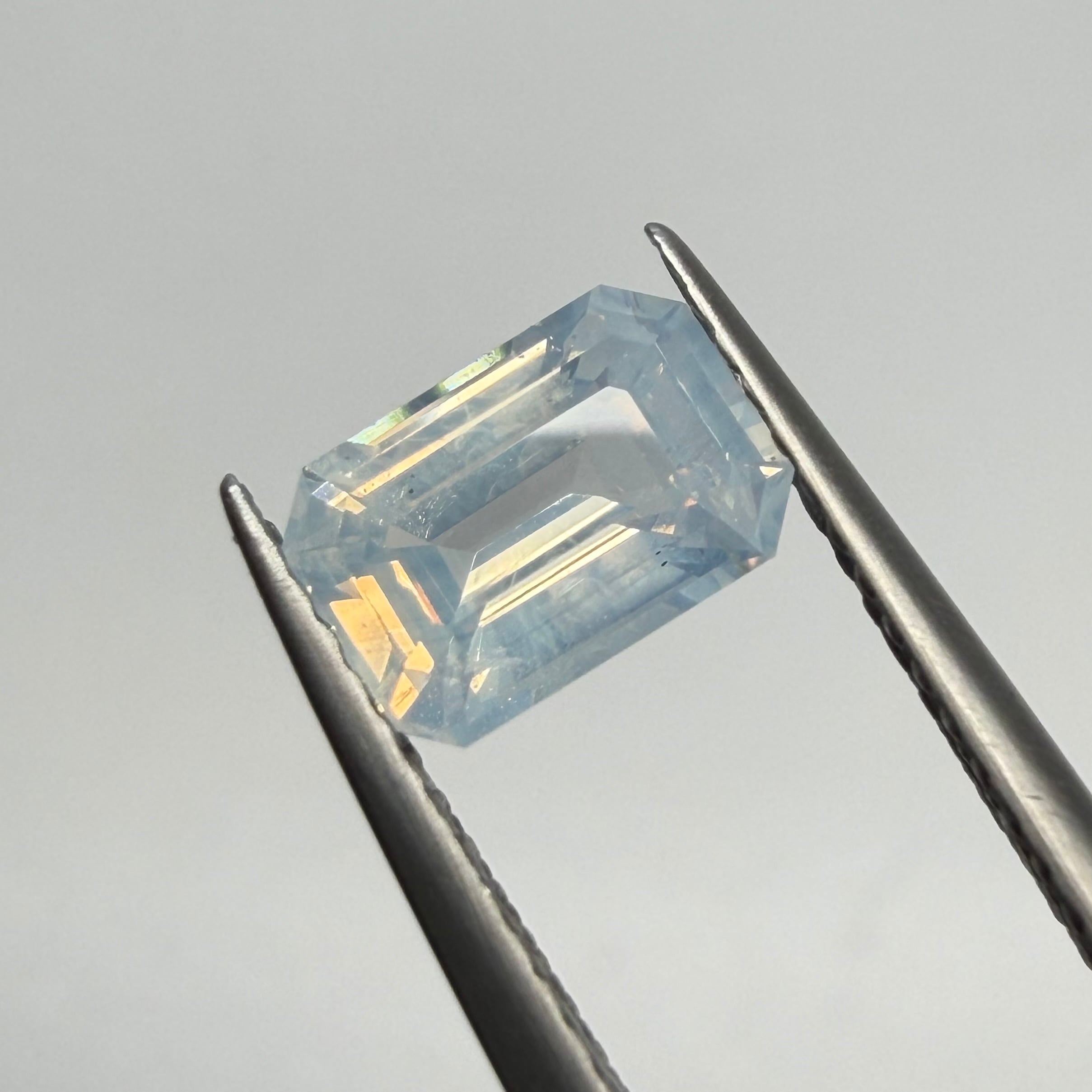 オーロラのようなシルキーホワイトサファイア