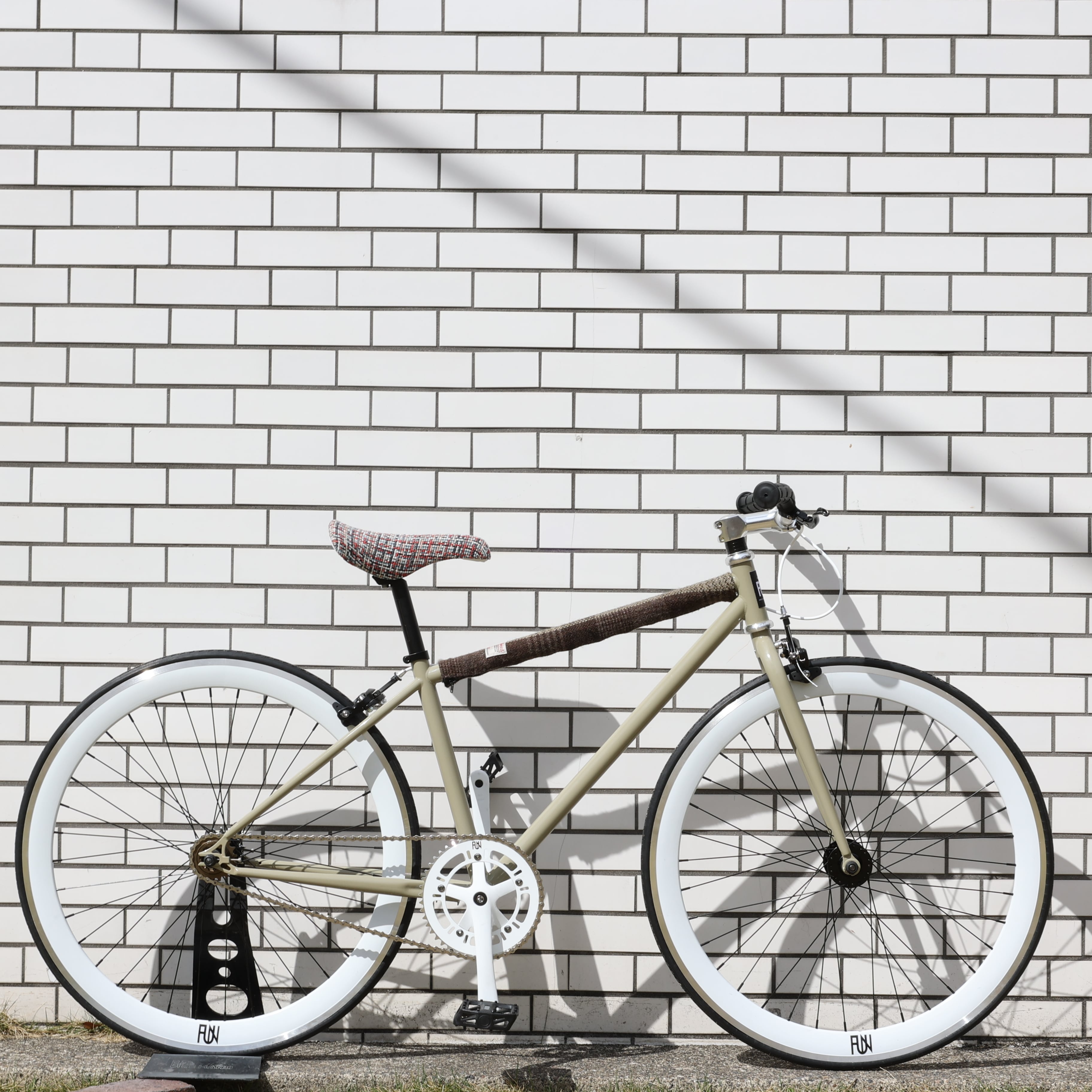 【新品】FUN 700C サイズ40 ライトベージュ ピストバイク 自転車
