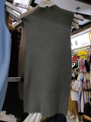 ハイネックノースリーブニット