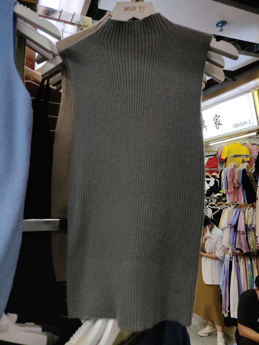 ハイネックノースリーブニット