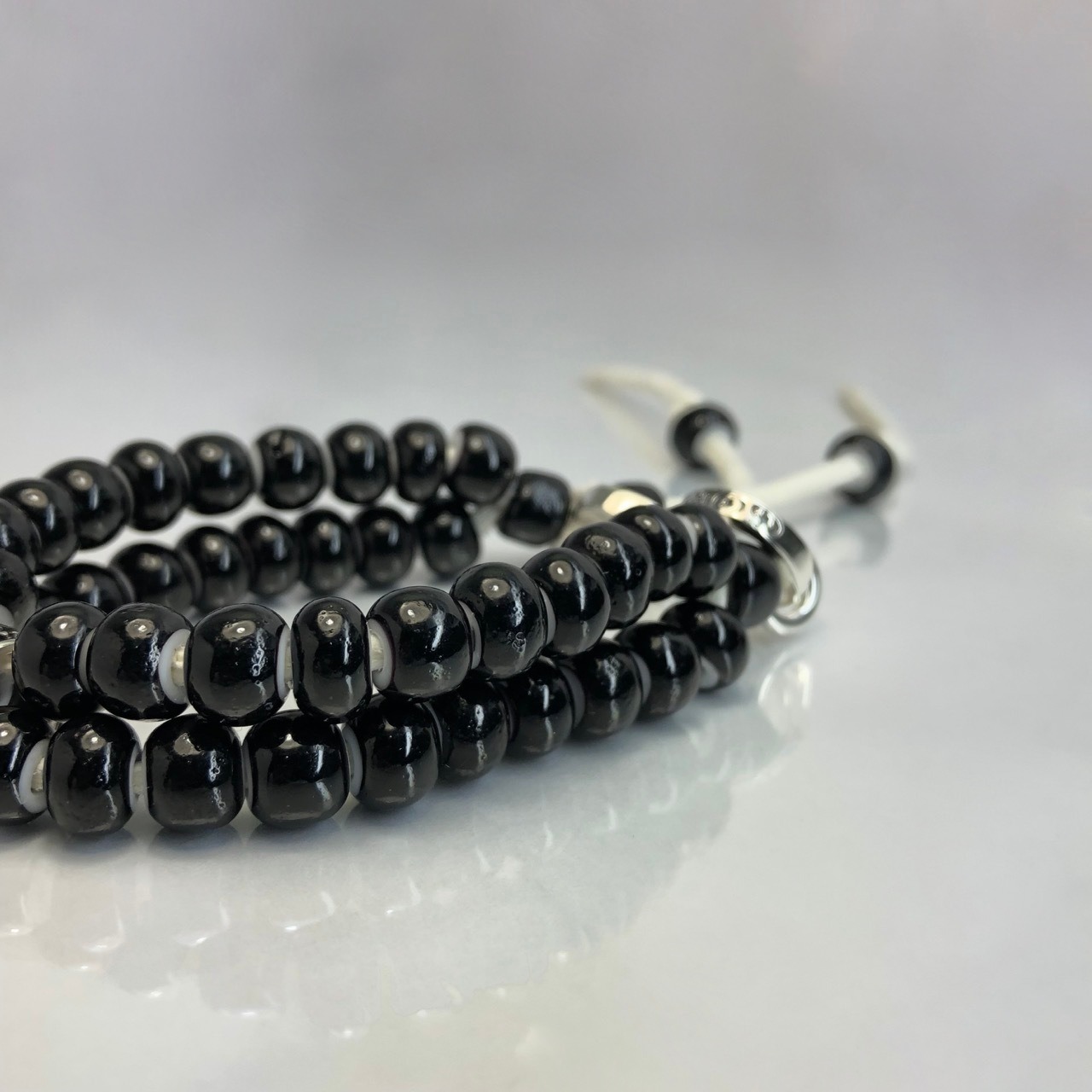 LEATHER BRACELET WHITE HEART BEADS [BLACK] / レザーブレスレット ホワイトハート・ブラック