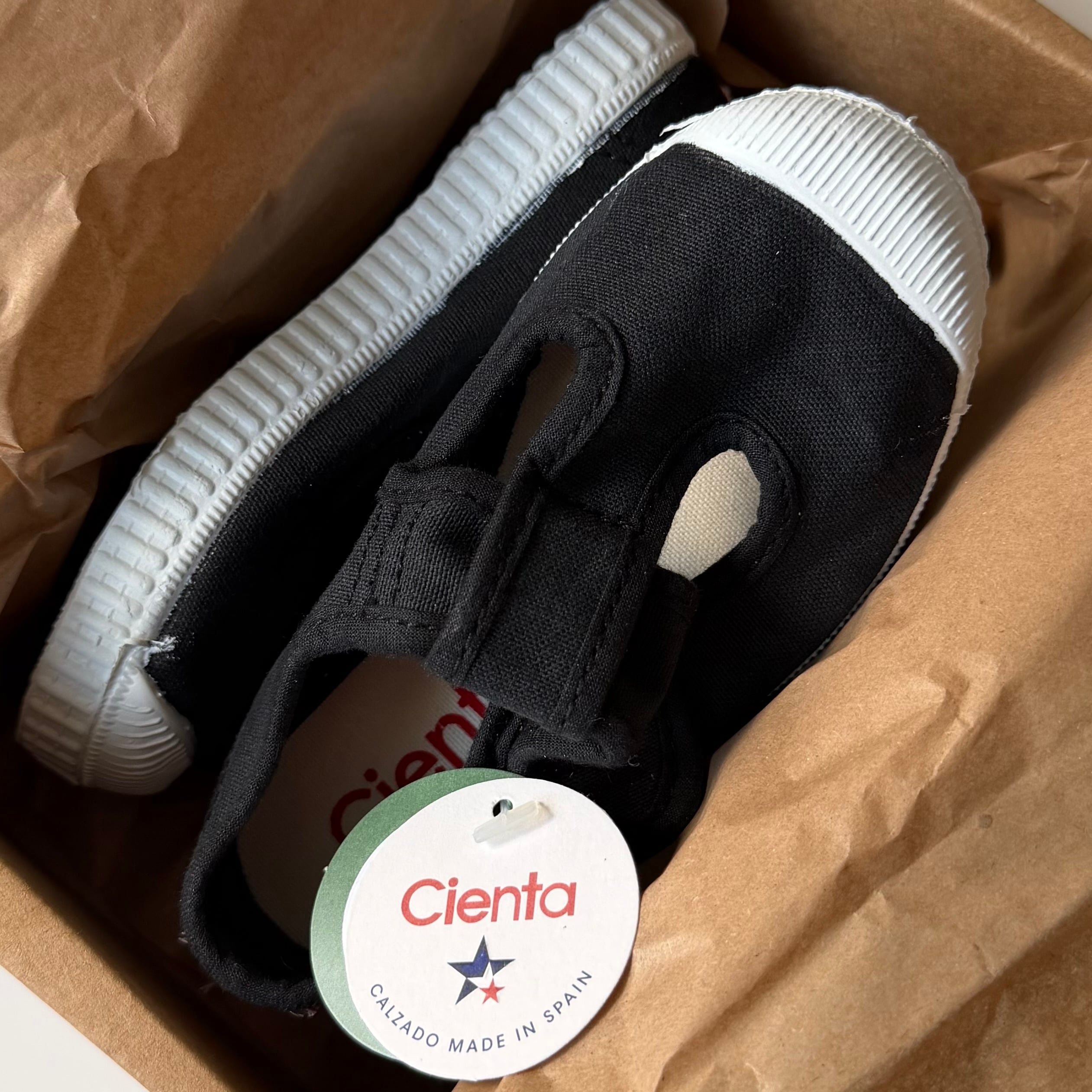 Cienta・Tストラップ（NEGURO/Black）7799701