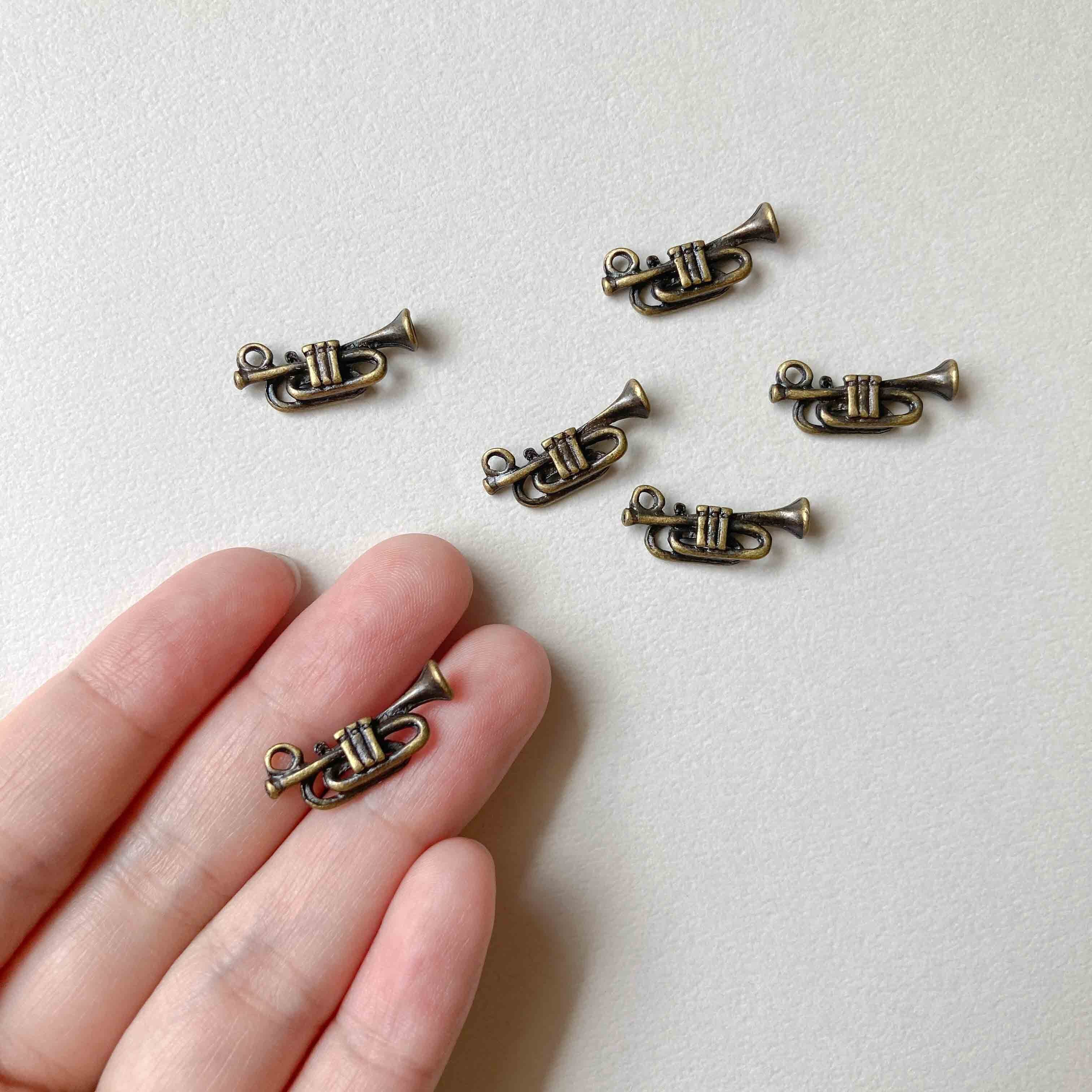 アンティーク風 立体トランペットチャーム | Dua-アクセサリーパーツ