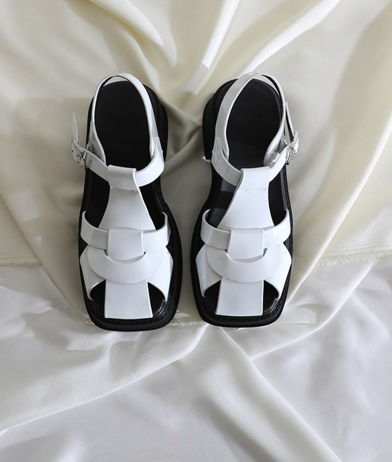 T字ストラップ ヒール付きローマサンダル