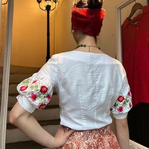 Flower embroidery blouse