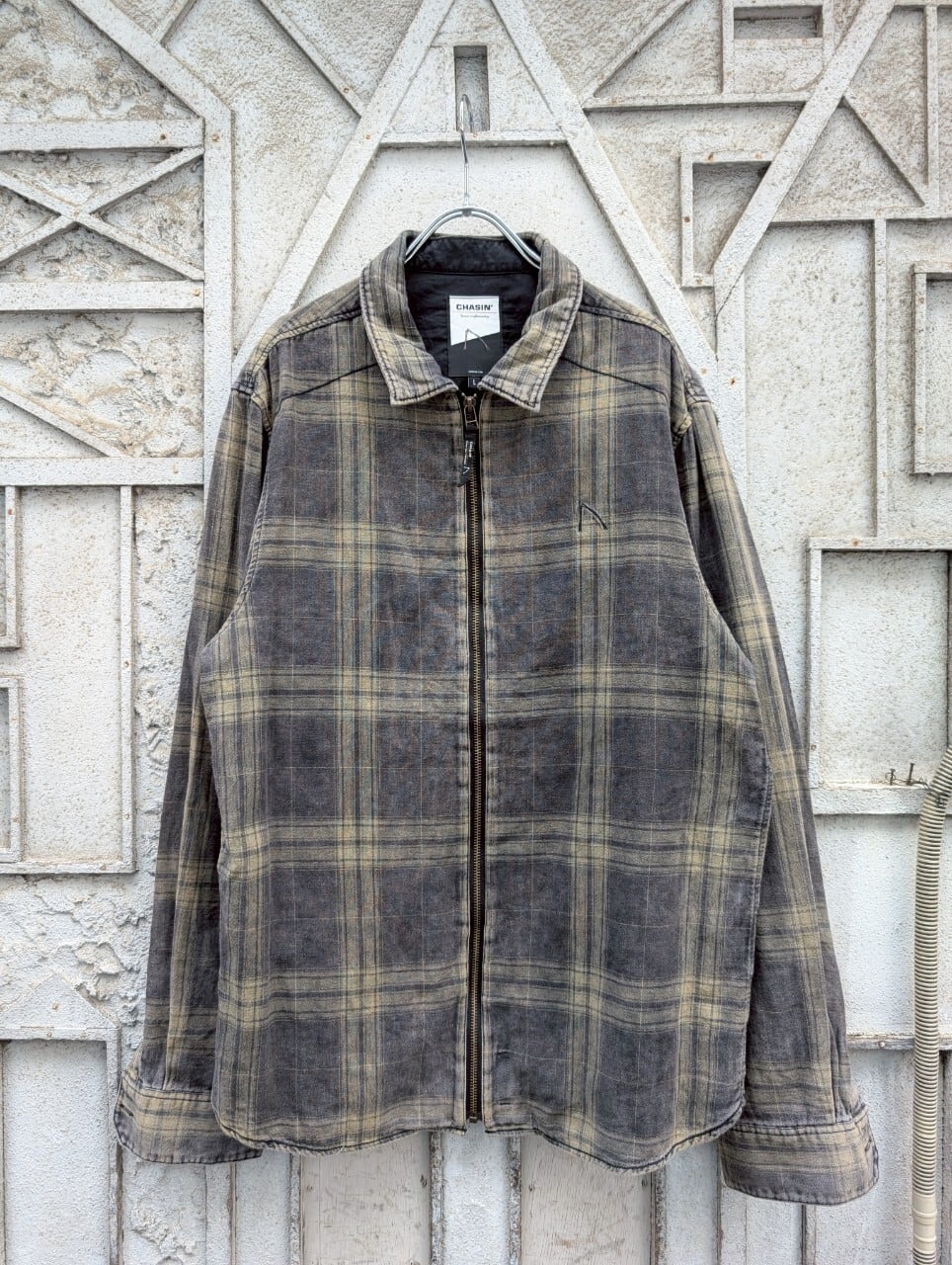 "CHASIN" zip-up check shirt