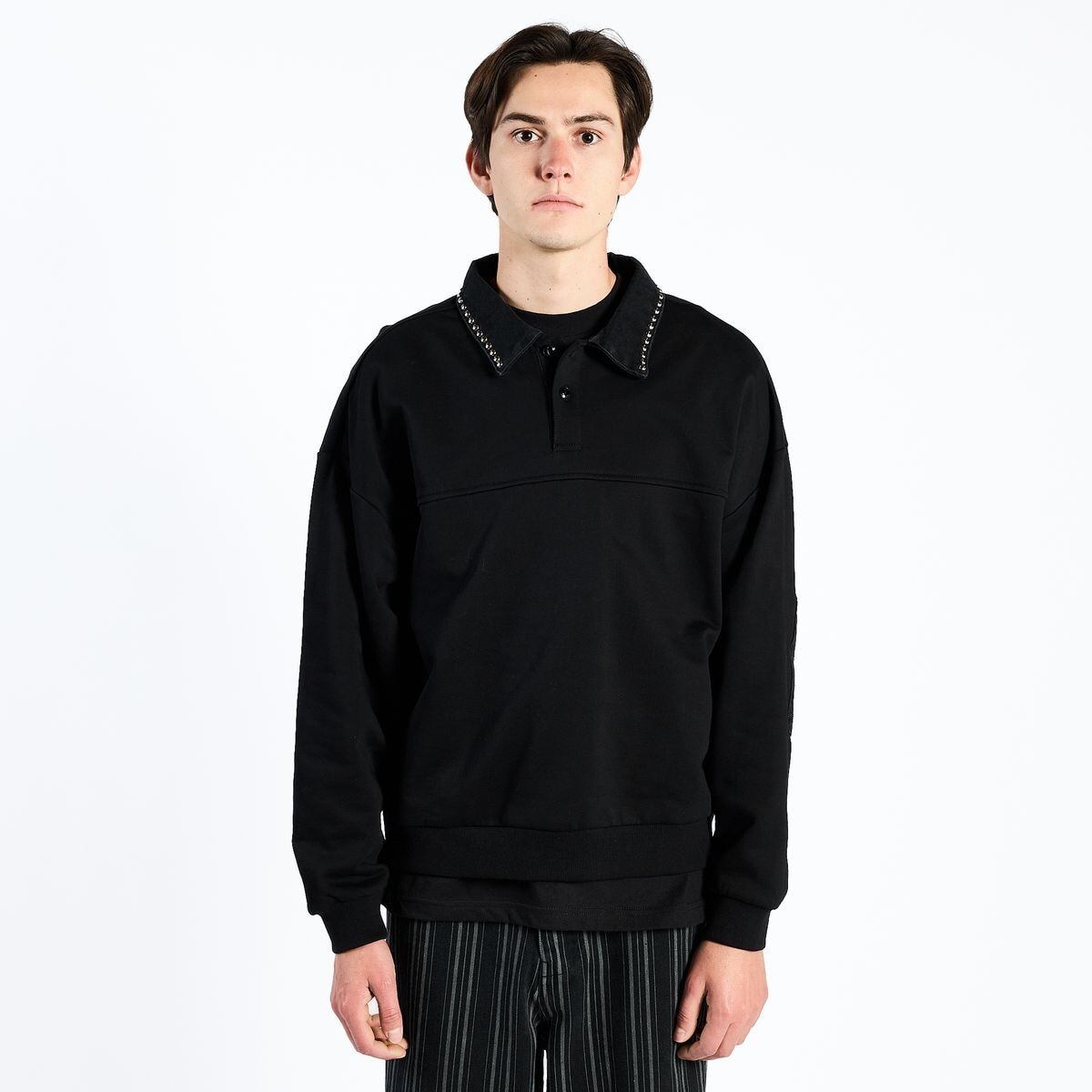 PLEASURES 関税込 トゥイーク スタッズ ポロ スウェットシャツ PLEASURES/プレジャーズ】TWEAK STUDDED POLO SWEATSHIRT ポロ