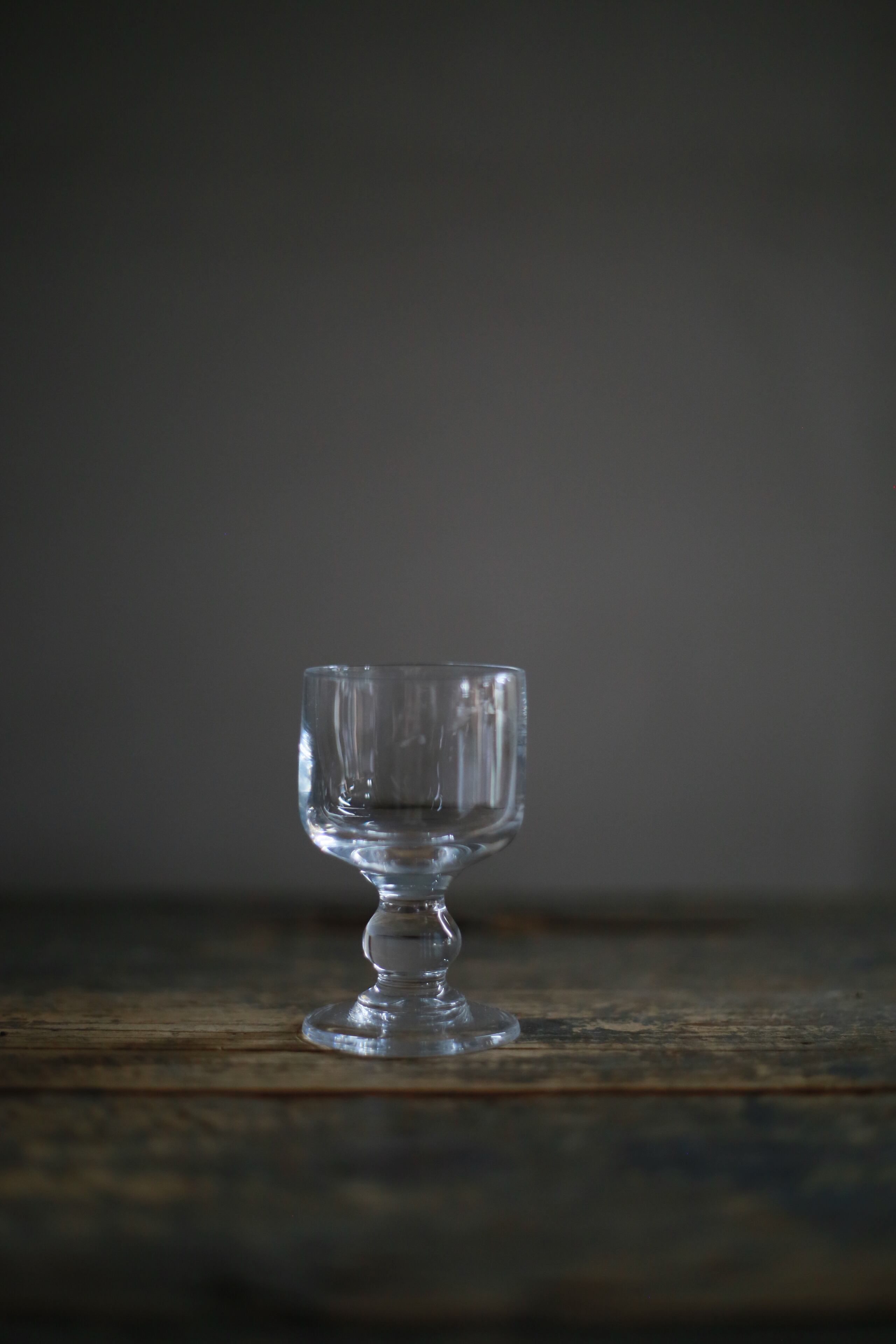 古いフランスの脚付きグラス