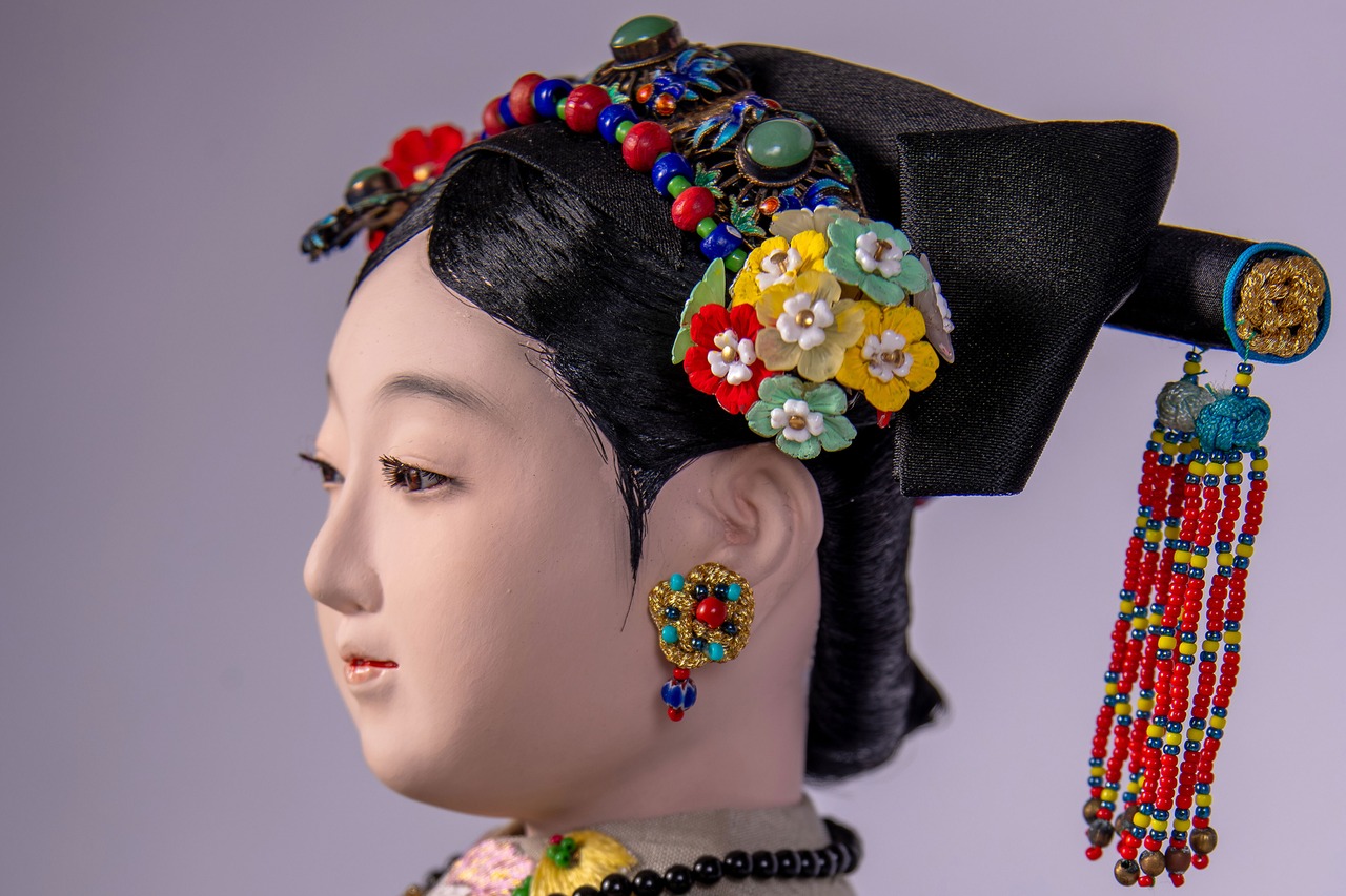 阿部肥 作「西太后」｜2004年制作｜華麗な装飾美が際立つ人形作品