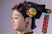 阿部肥 作「西太后」｜2004年制作｜華麗な装飾美が際立つ人形作品
