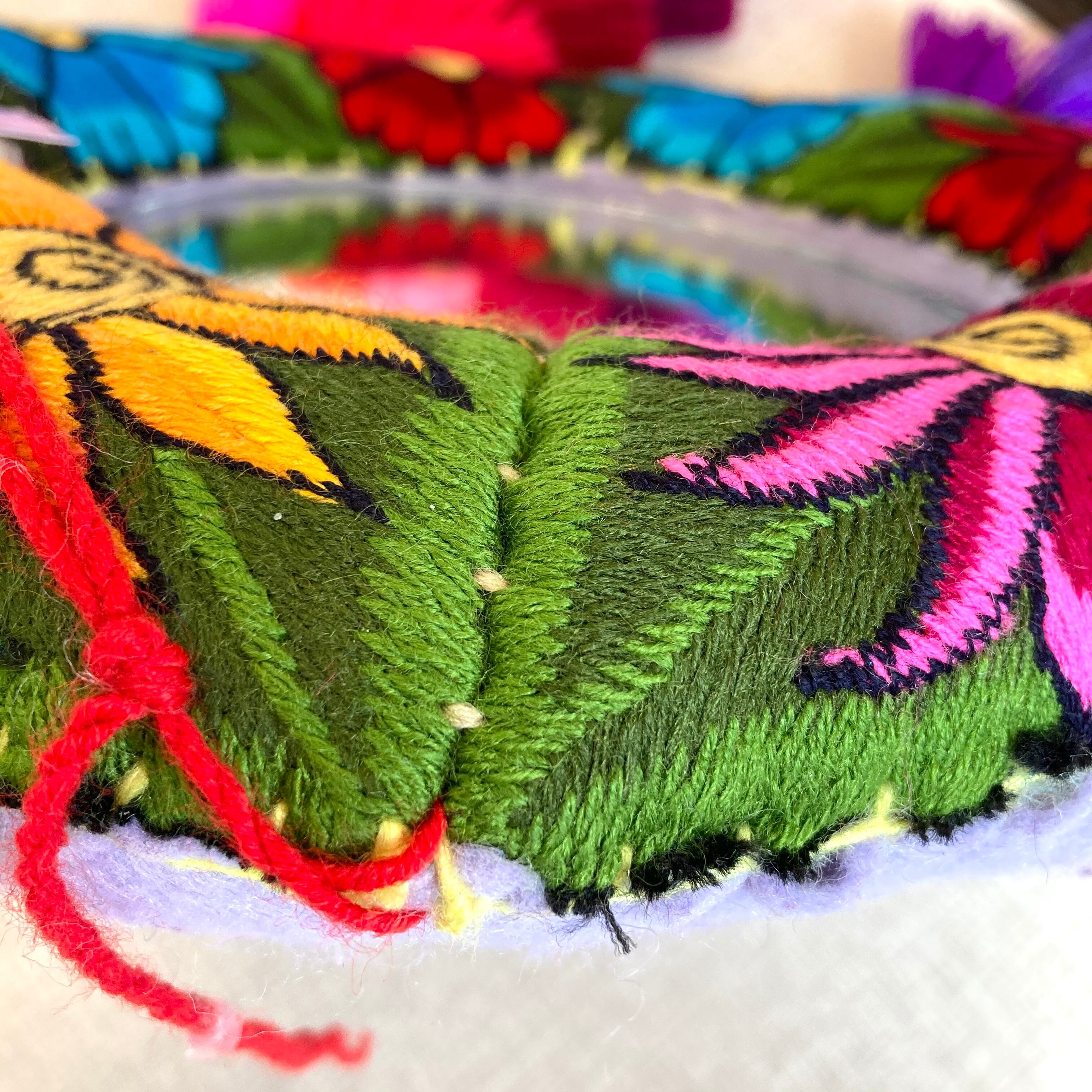 メキシコ 花刺繍の壁掛けミラー | Piñata～心を豊かにするメキシコ雑貨