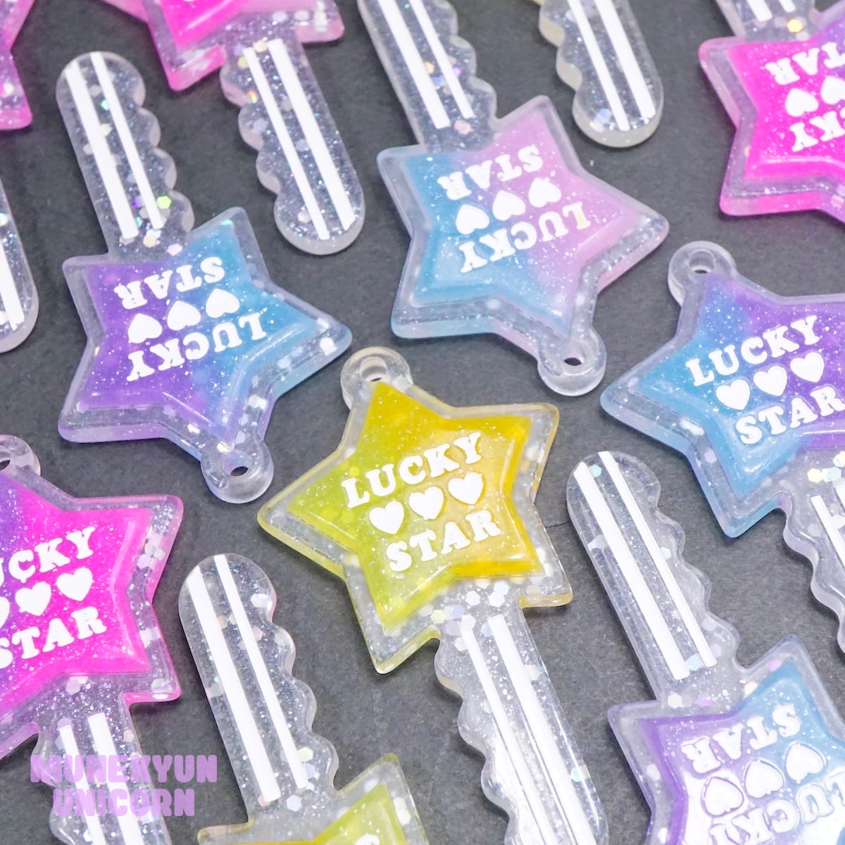 D364【1個/1pc】ラメ入り グラデーションカラー 鍵チャーム/ Glitter