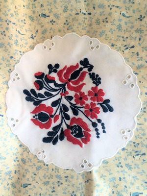 ハンガリー　カロチャ刺繍　トリコロール　敷物　