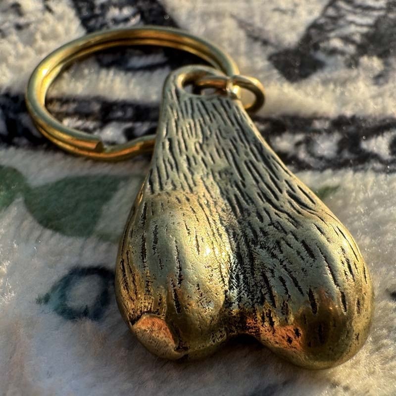 幸運を呼ぶ？魔除けにも！牛の睾丸、金玉、ブルズボールキーホルダー
