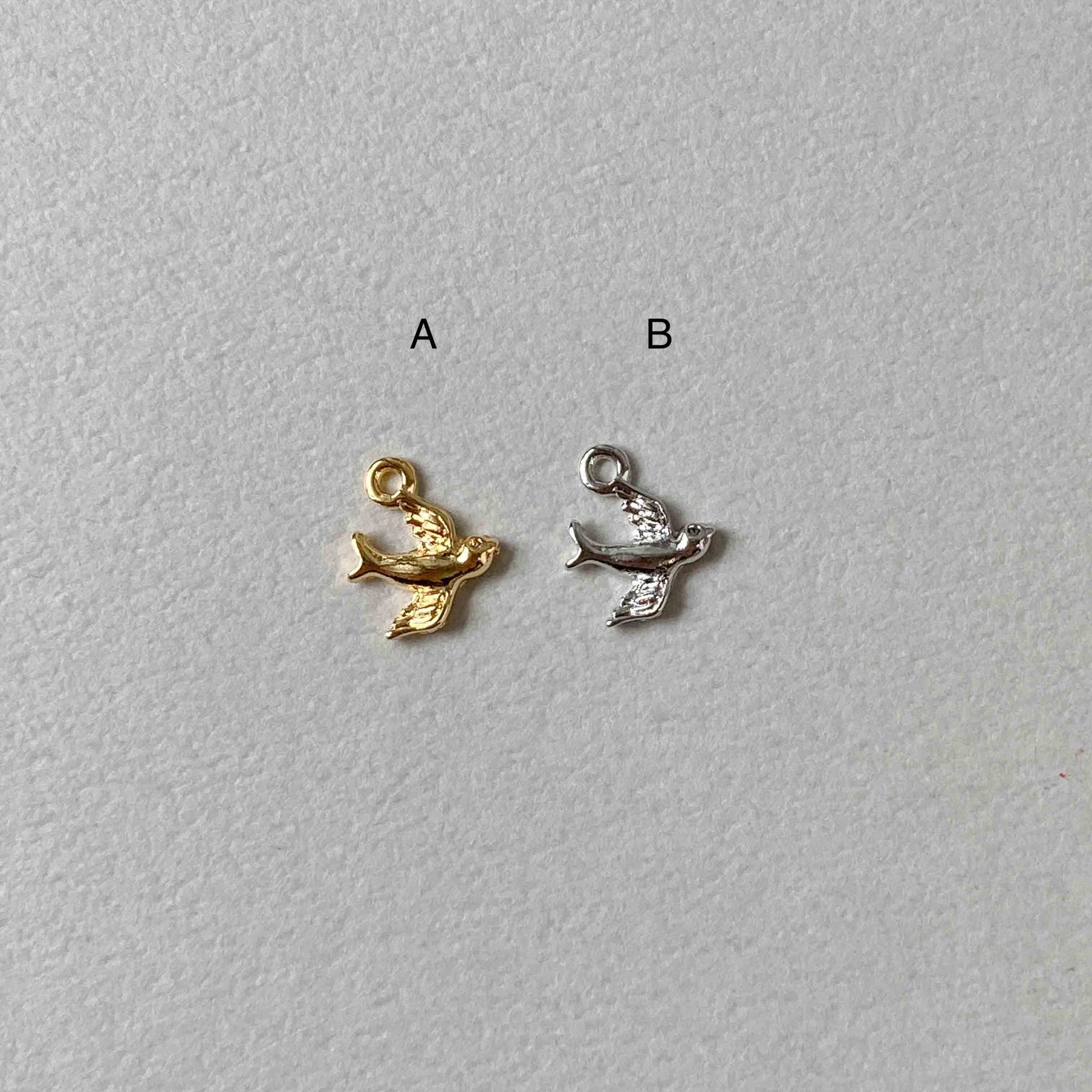 羽ばたくツバメのメタルチャーム | Dua-アクセサリーパーツショップ