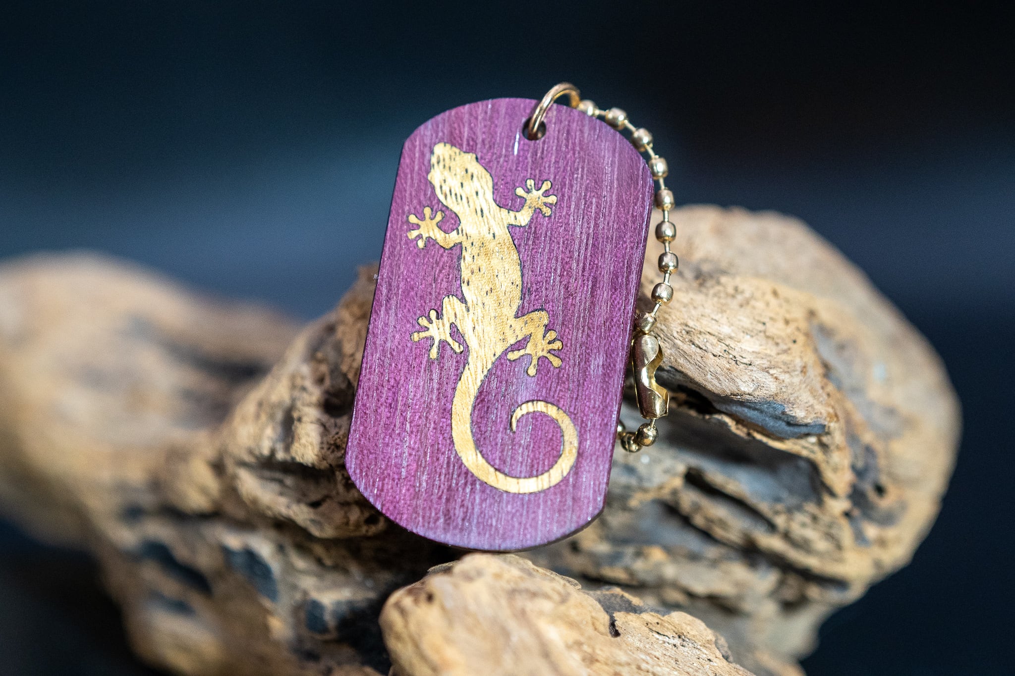 【高貴の紫】パープルハート ドッグタグ 象嵌 木登りトカゲ