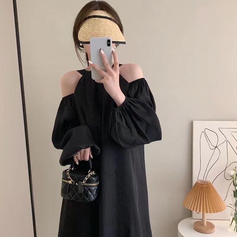 【新作】【送料無料】 オフショルダーホルターネックデザインのユニークなドレス2023春と秋の新しい緩いファッション気質白女性のためのスカート 0297114261058