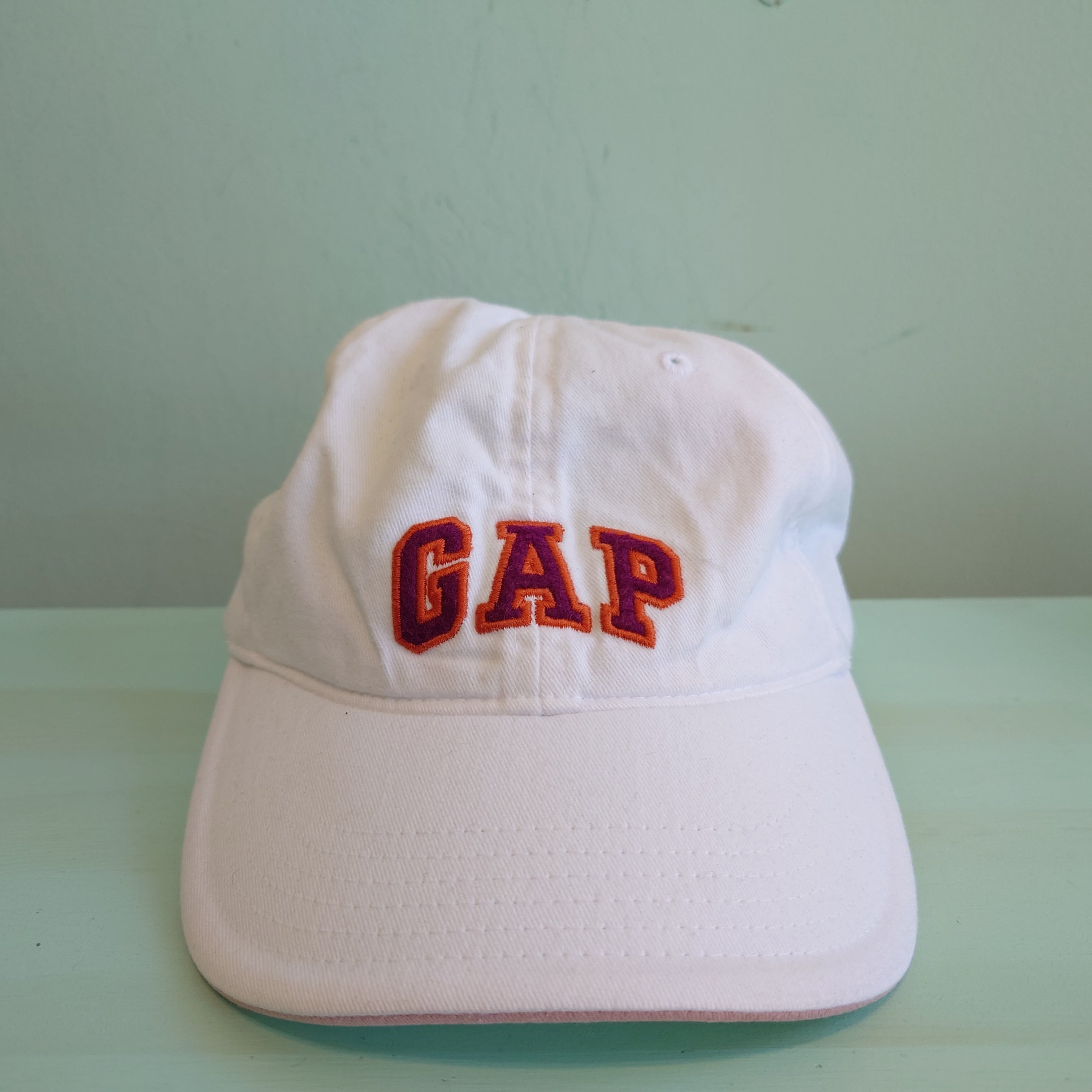 GAP ロゴキャップ ベースボールキャップ 白 アップリケ | MANULBOY