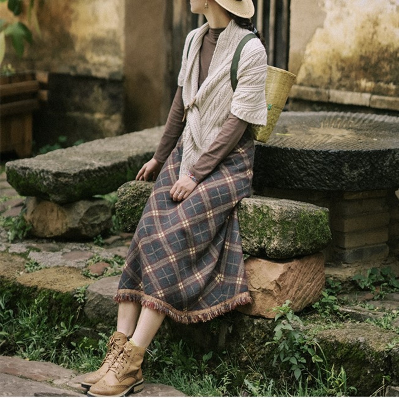 ベルト付きケーブル編みケープ W01183