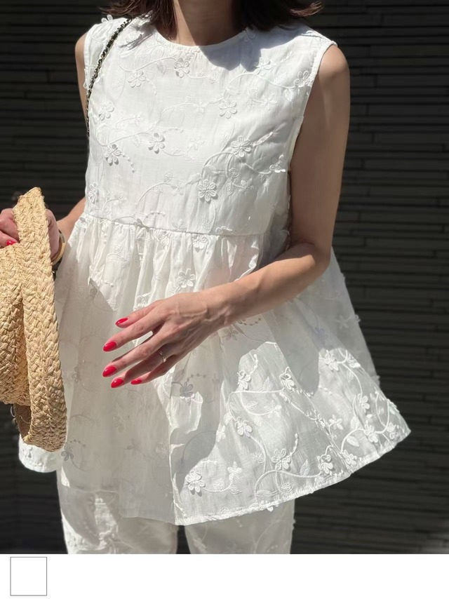 リュクスホワイトフラワートップス